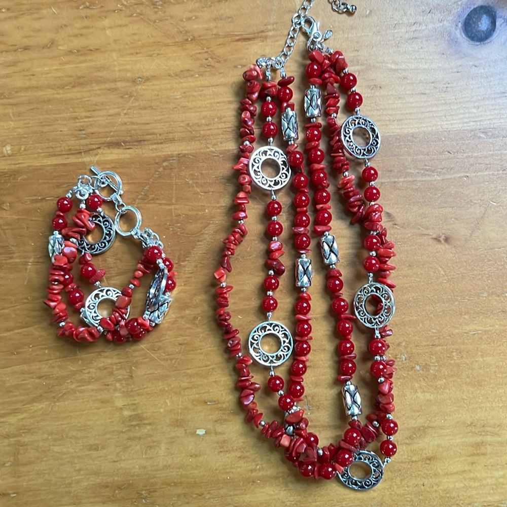 Red beaded necklace and bracelet set!